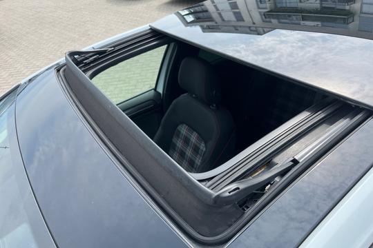 Volkswagen Golf Photo autoimg-4eb2bdc47f301af4ad372fb2759fc8ef15ded9cb.jpg