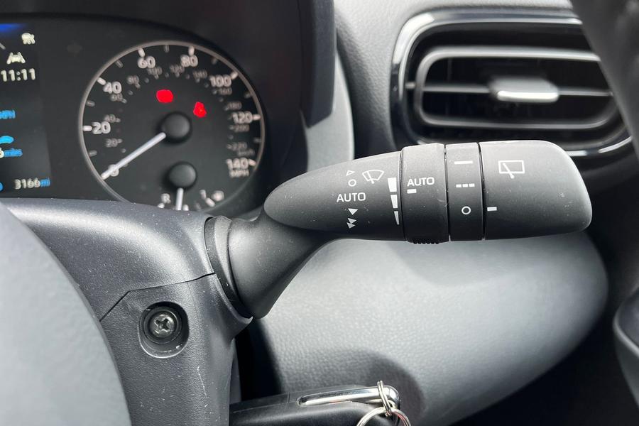 Toyota YARIS Photo autoimg-4ecb3f72b84894180a120bd0476f956b323a2d21.jpg