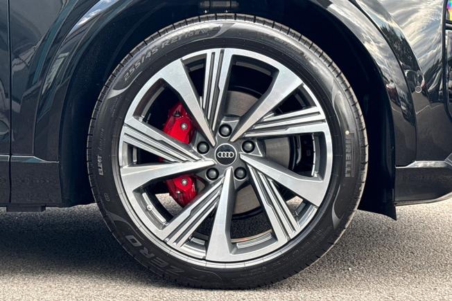 Audi Q6 e-tron Photo 5