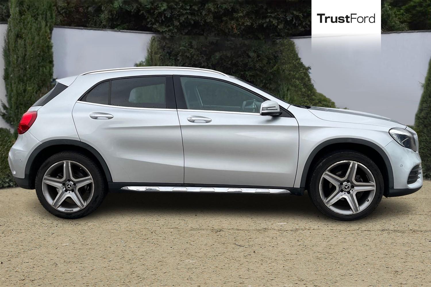 Mercedes-Benz GLA Photo 2