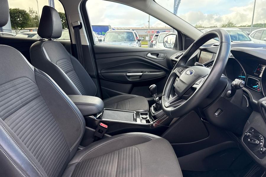 Ford KUGA Photo autoimg-4f0bf1d99047543358c2741658a1f3d90fe2c658.jpg