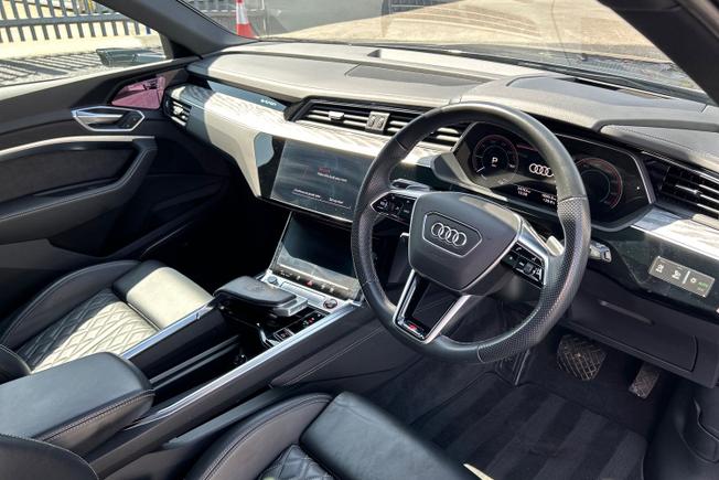 Audi e-tron S Photo 41