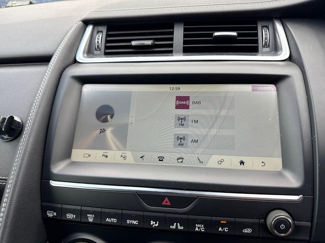 Jaguar E-PACE Photo 37