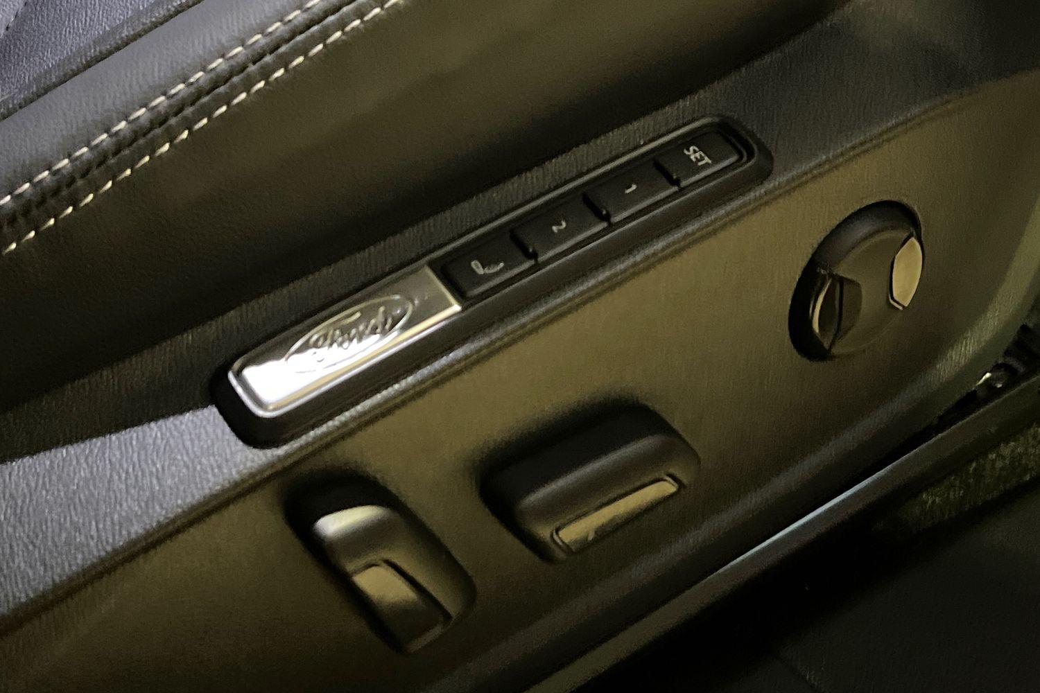 Ford EXPLORER Photo 22