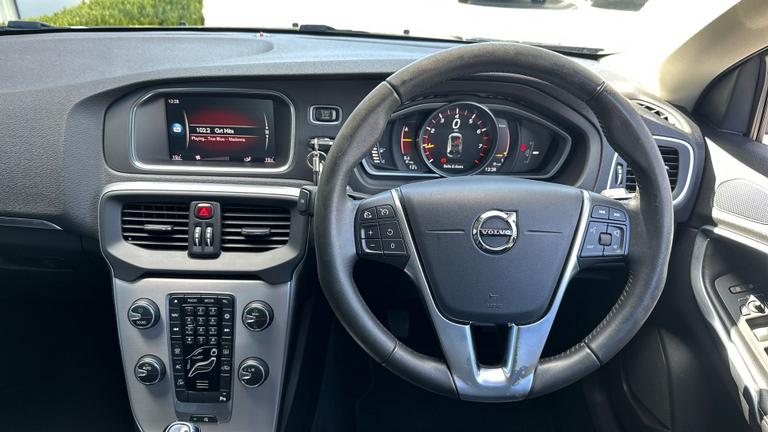 Used Volvo V40 WG19JFX 14