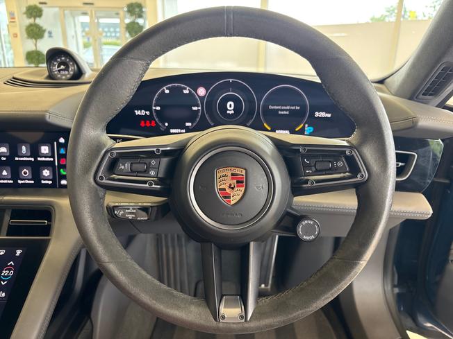 PORSCHE Taycan Photo 17