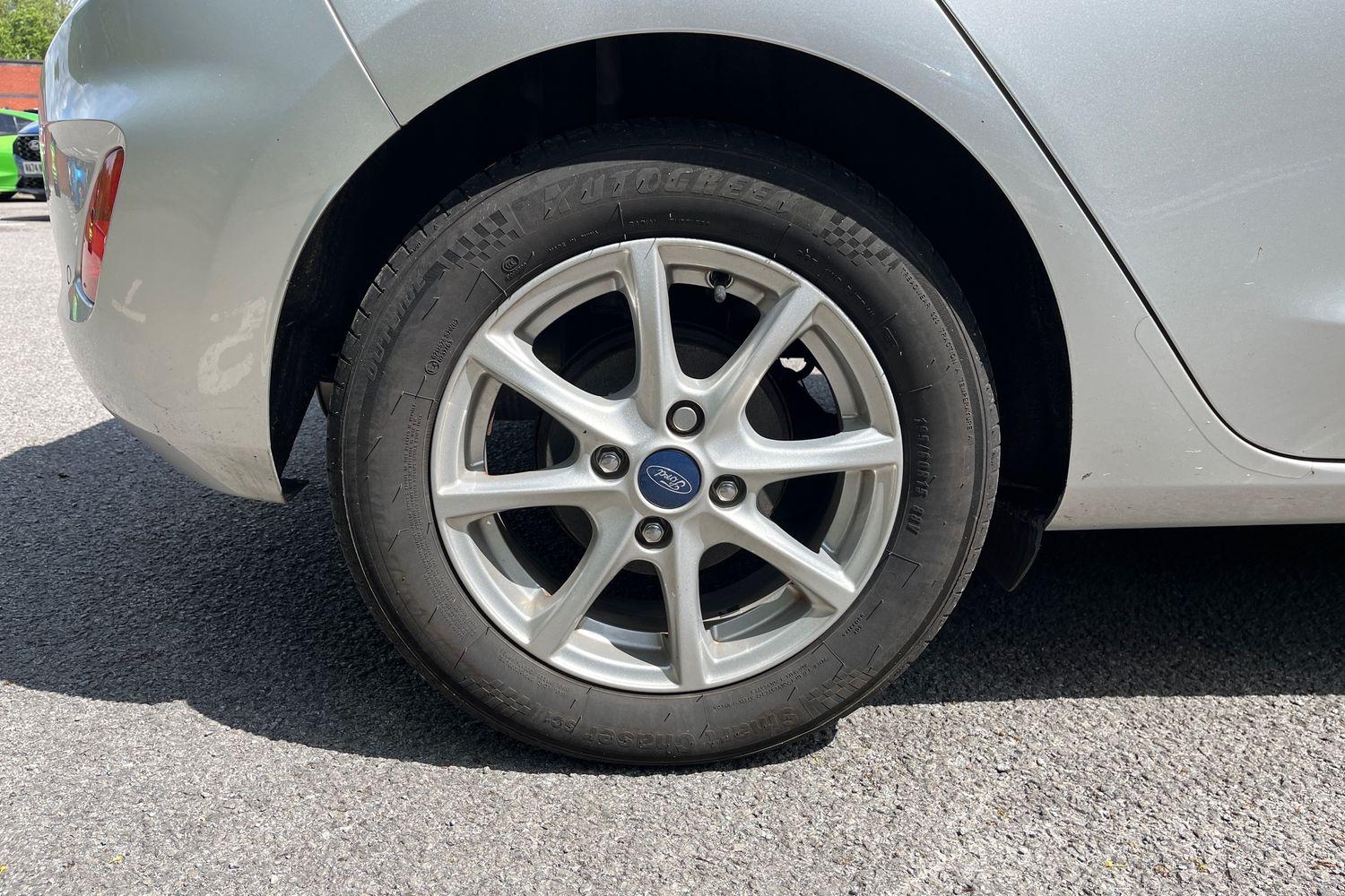 Ford Fiesta Photo 7