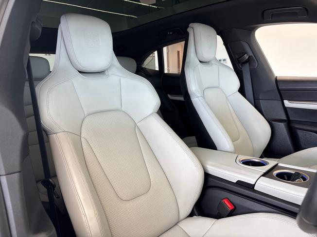 PORSCHE Taycan Photo 14