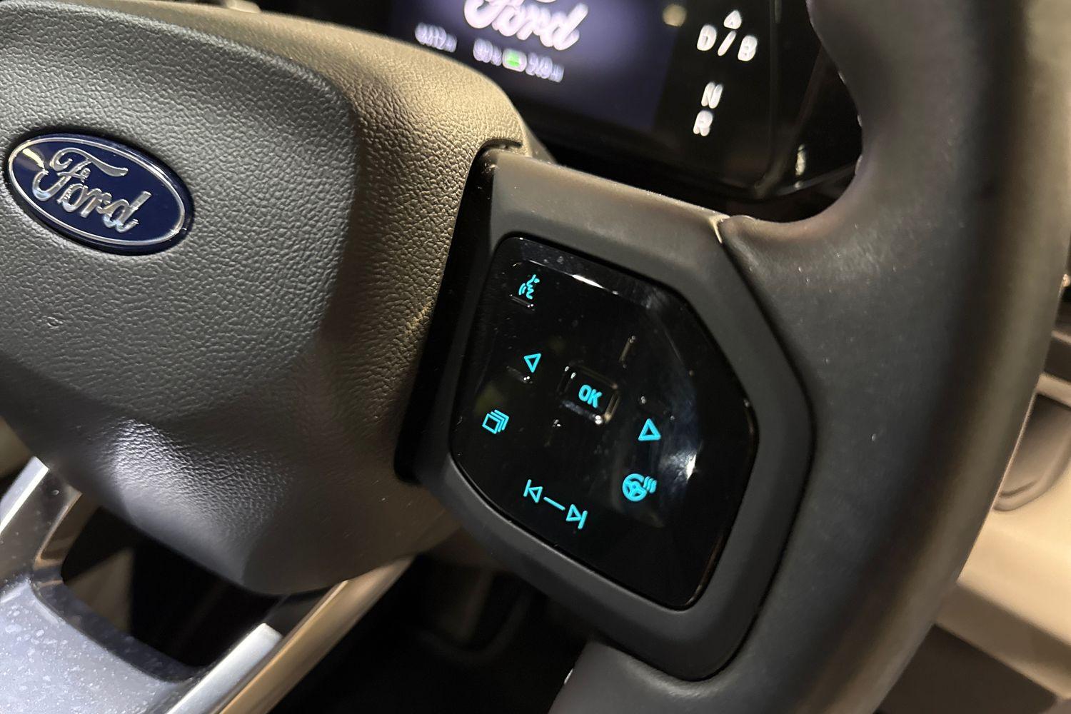 Ford Explorer Photo 26