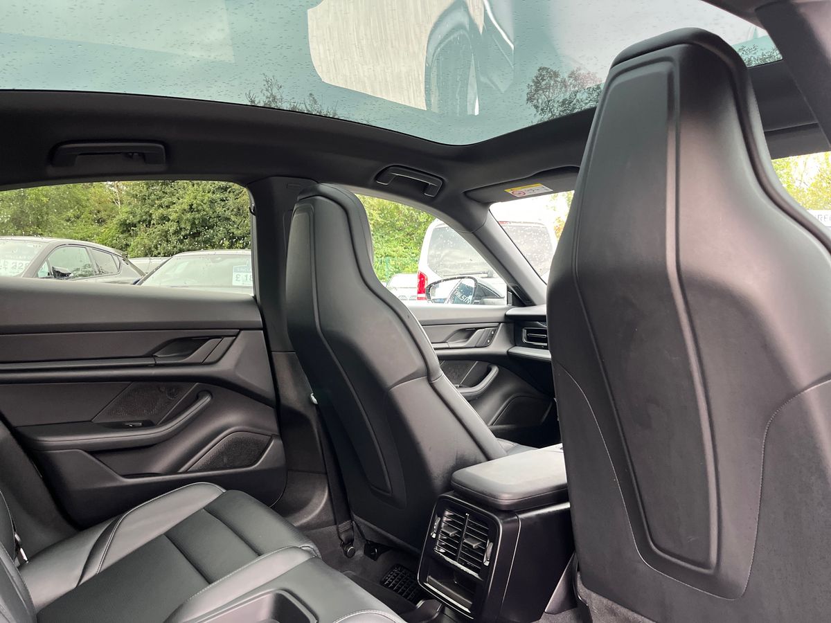 Porsche Taycan Photo 24