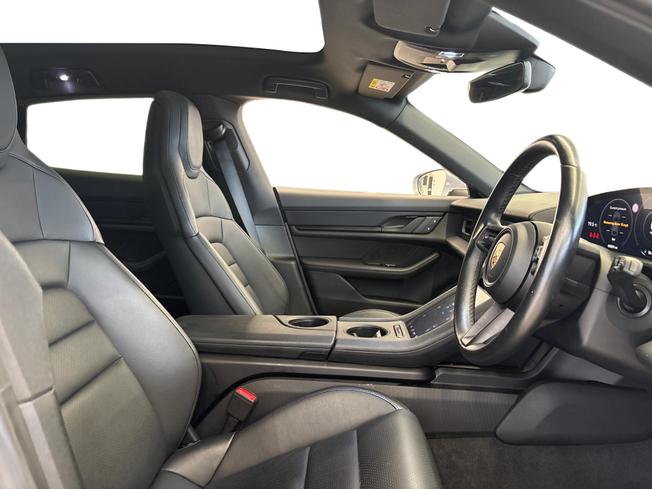 PORSCHE Taycan Photo 11