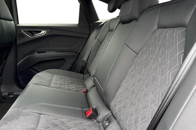 AUDI Q4 e-tron Photo 9