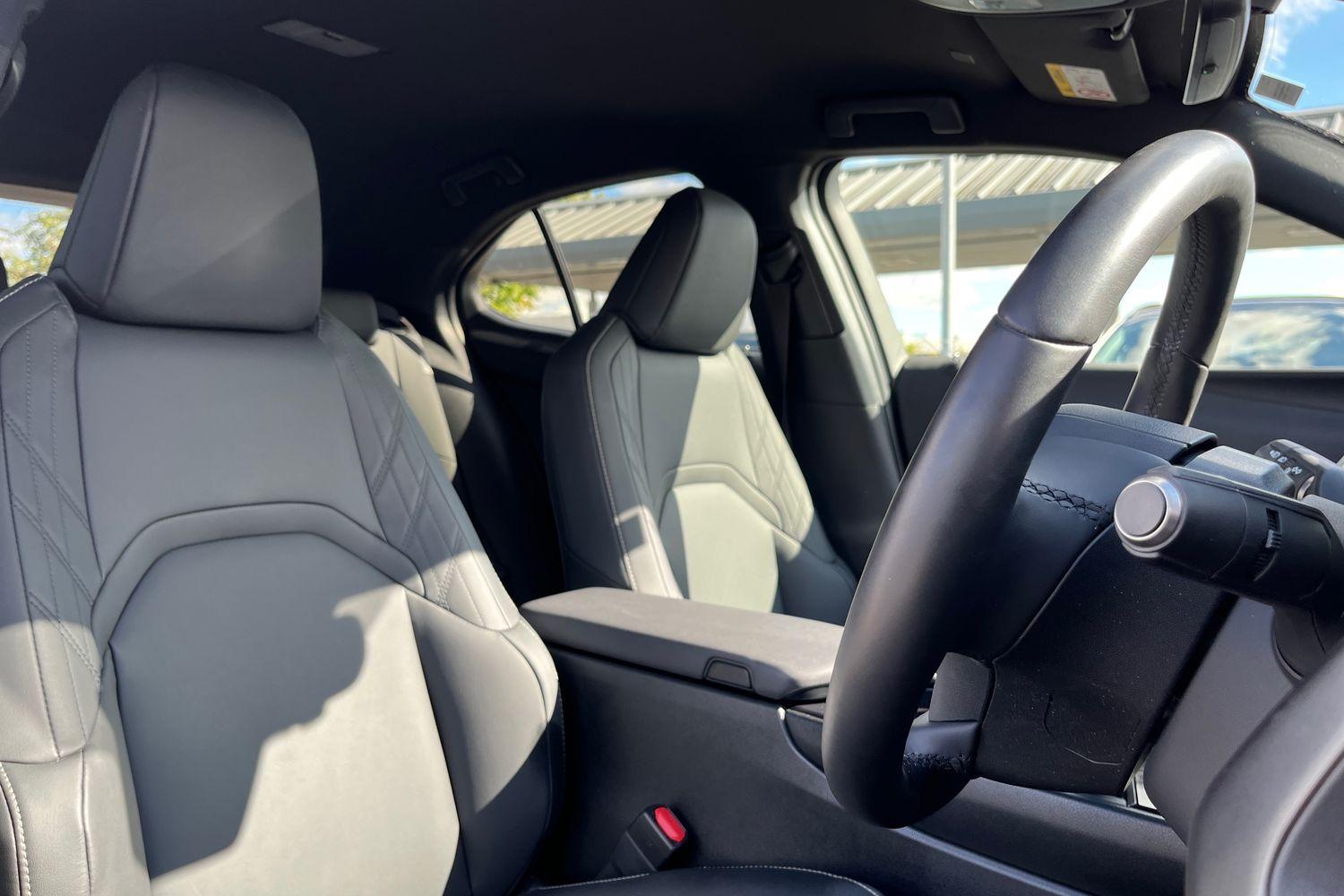 Lexus UX Photo 16