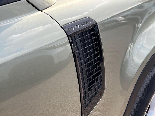 Land Rover Defender 110 Photo autoimg-50134c27bf608416e5327965f876250d44c44d00.jpg