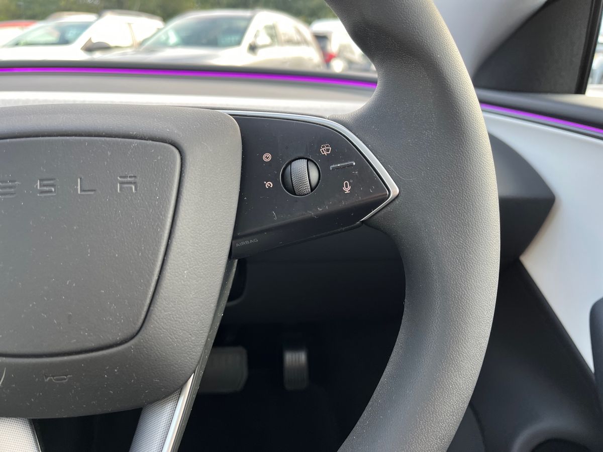 TESLA Model 3 Photo 16