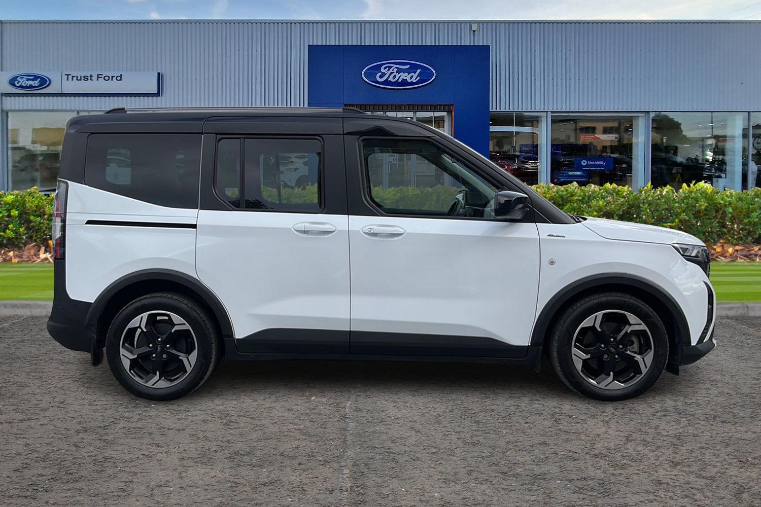 Ford E-Tourneo Courier Photo 2