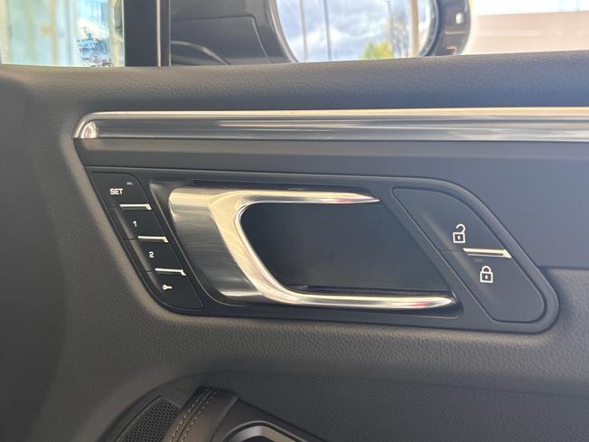 PORSCHE Macan Photo 36