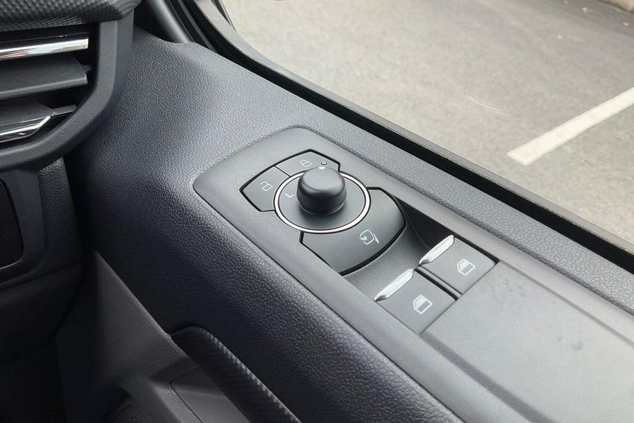 Used Ford TRANSIT CUSTOM KMZ9867 30