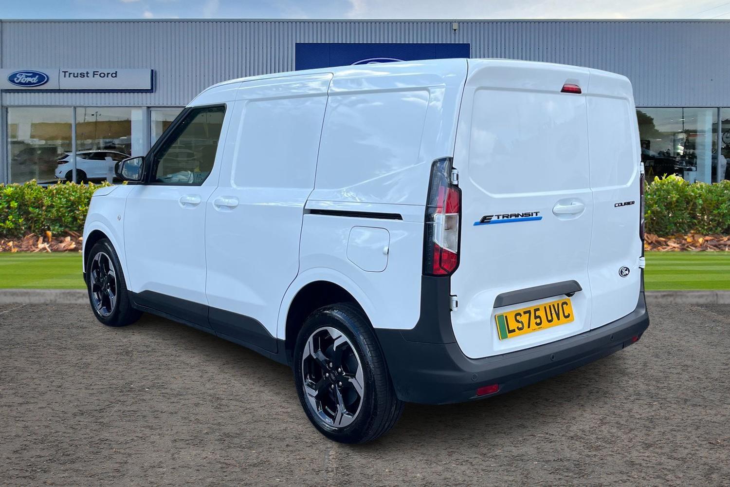 Ford E-Transit Courier Photo 1