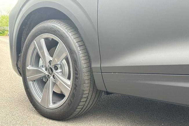 Audi Q3 SUV Photo 23