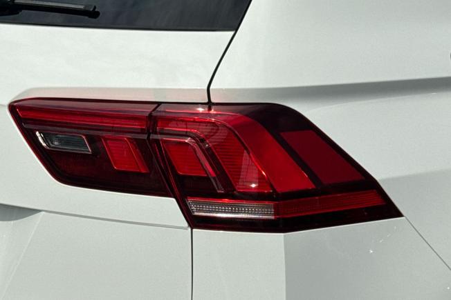 VOLKSWAGEN Tiguan Photo 18
