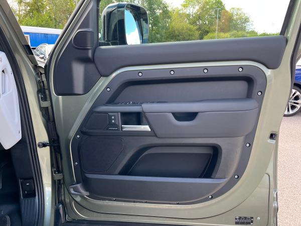 Land Rover Defender 110 Photo autoimg-5119c4a32c981178fb3431ac3e397d65fd1d8122.jpg