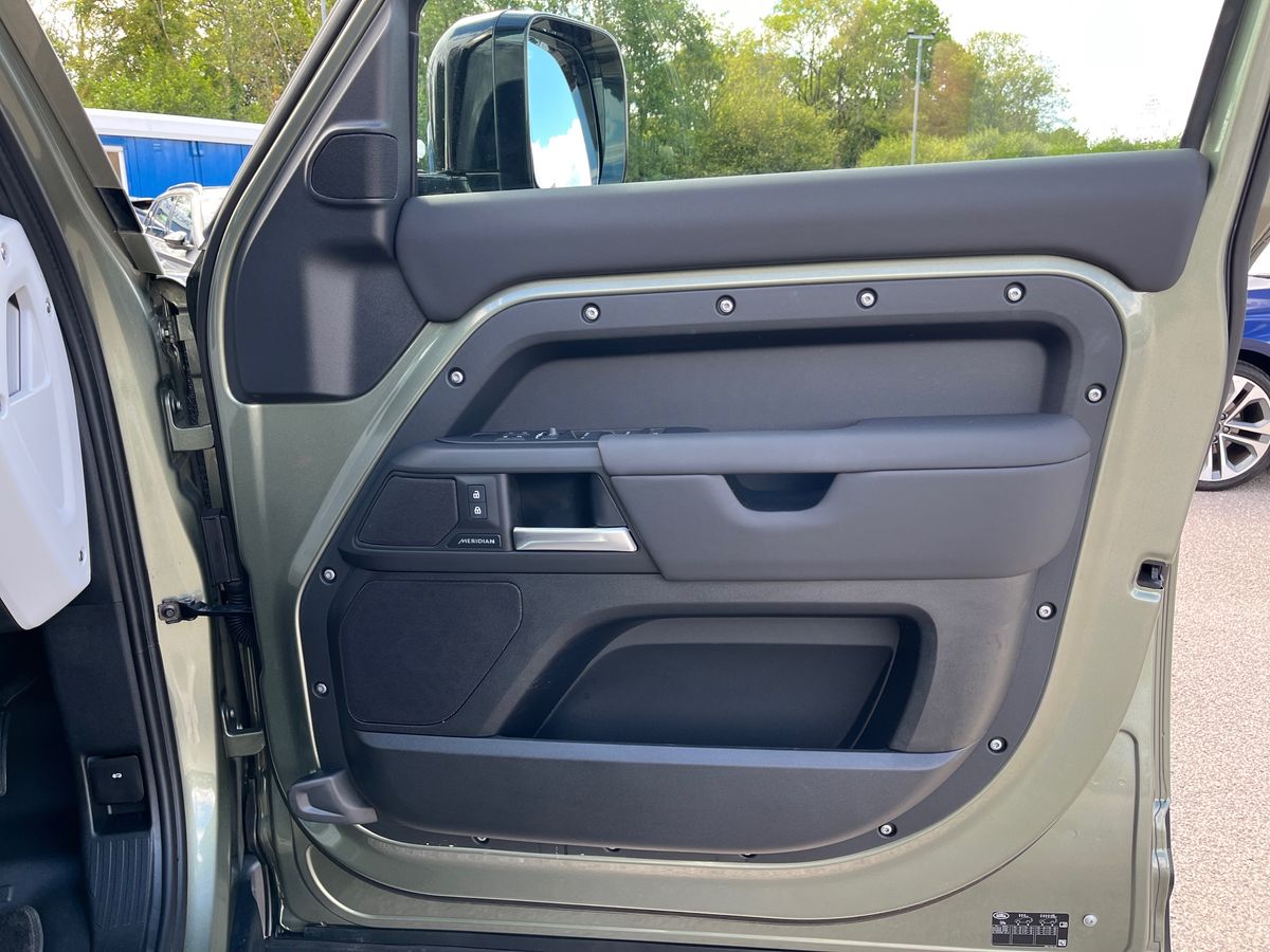 Land Rover Defender 110 Photo 31