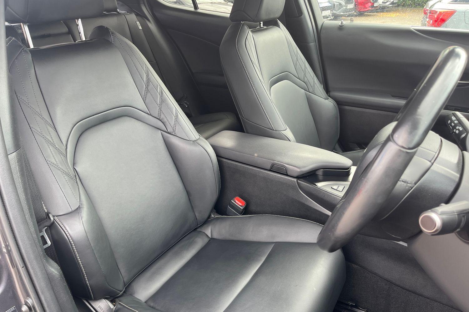 Lexus UX Photo 16