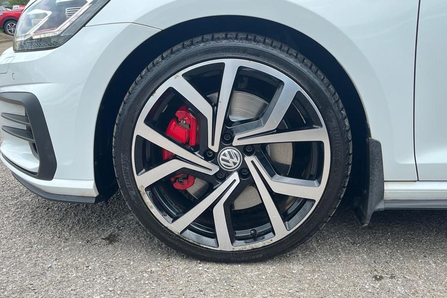 Volkswagen GOLF Photo autoimg-51527ed62820d989f9045121e9906fa752bf4044.jpg
