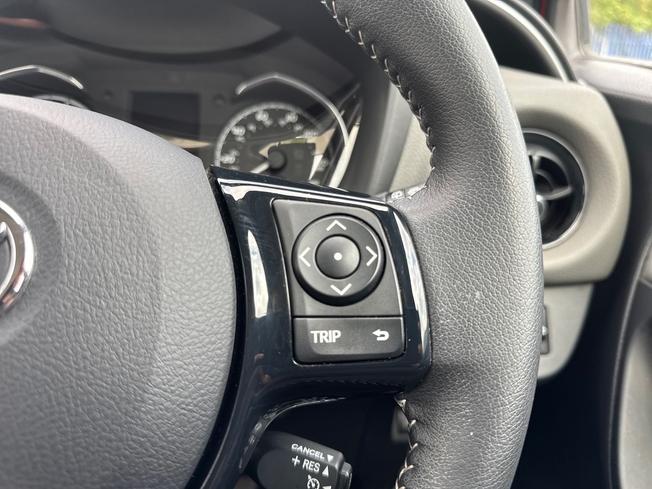 TOYOTA Yaris Photo 17