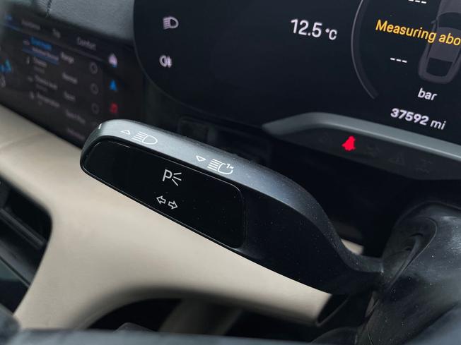 Porsche Taycan Photo 36