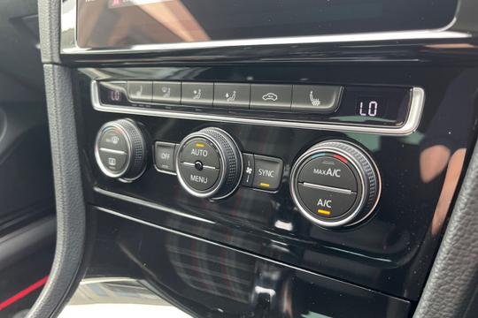 Volkswagen Golf Photo autoimg-515cf22c4f87ff02321bf344be1619c2cae19015.jpg