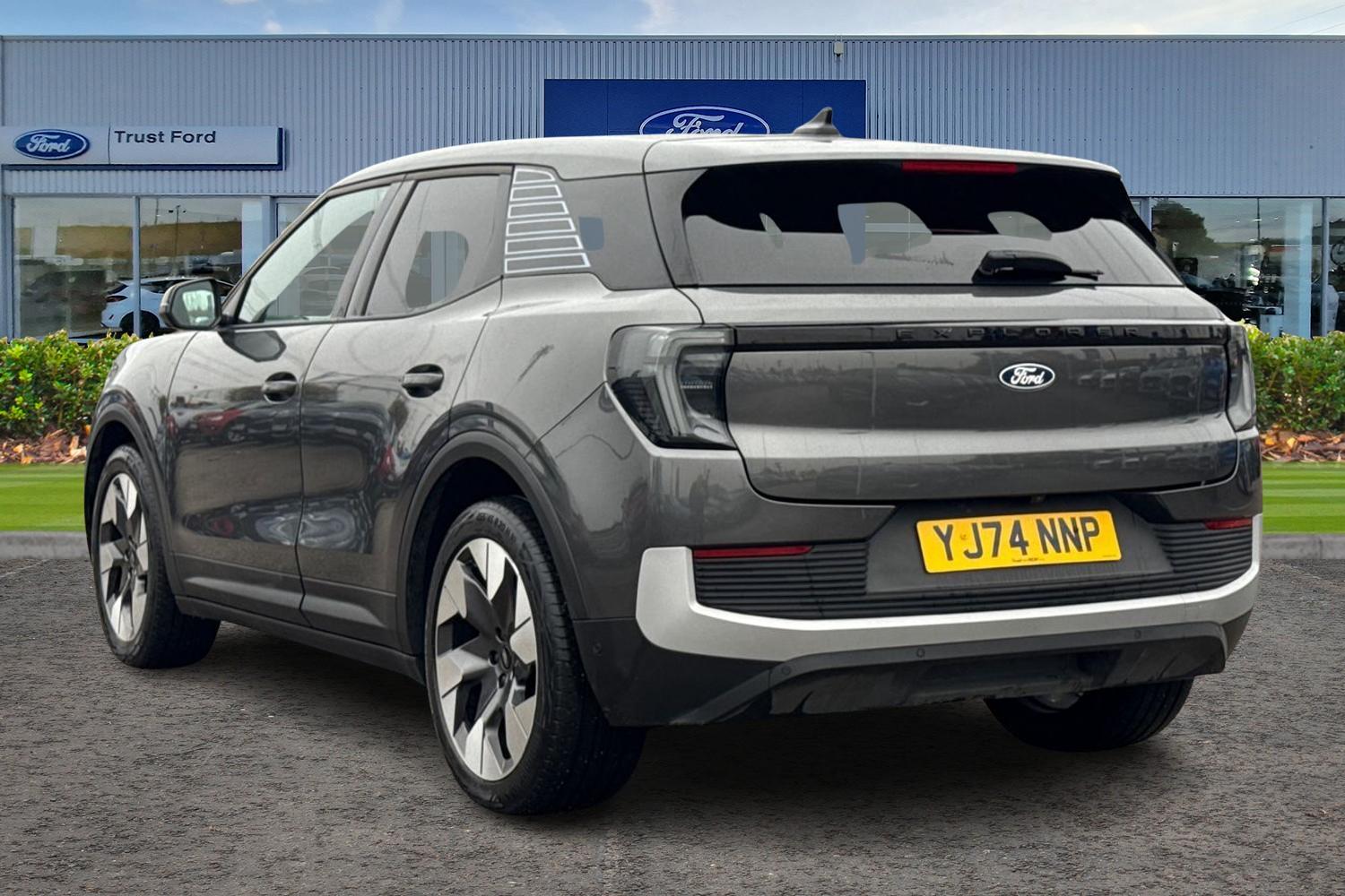 Ford EXPLORER Photo 1