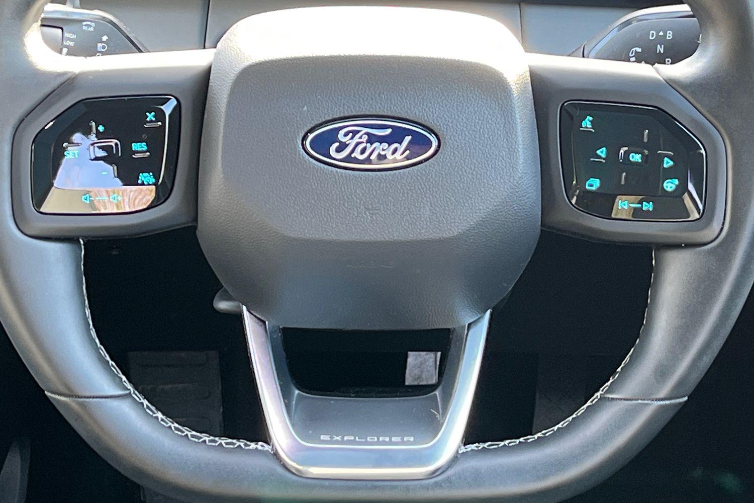 Ford EXPLORER Photo 11