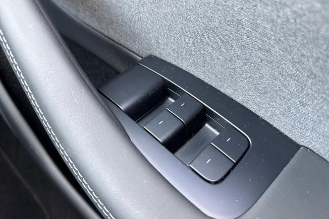 TESLA Model 3 Photo 37