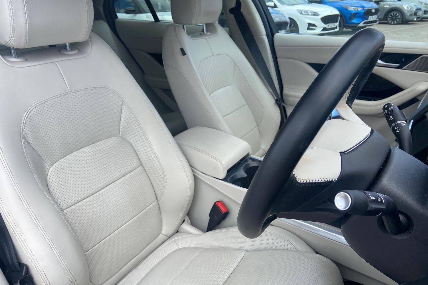 Jaguar I-PACE Photo 16