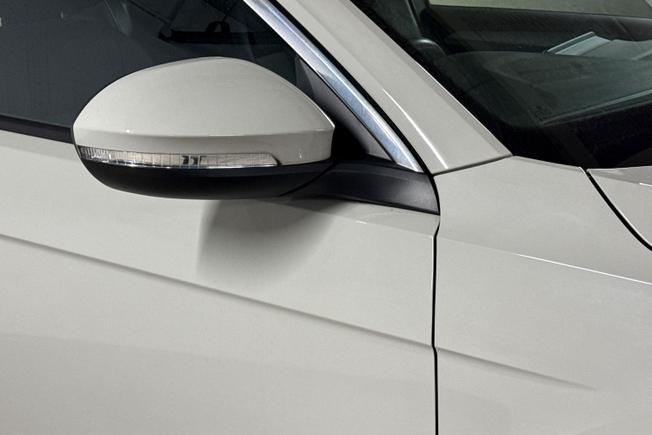 VOLKSWAGEN T-Roc Photo 20