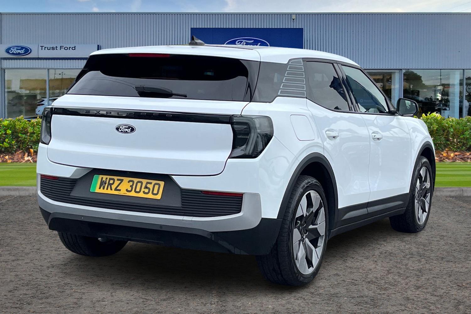 Ford Explorer Photo 3