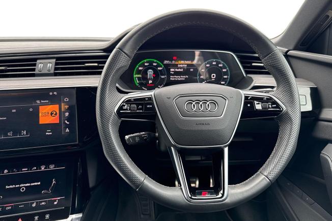 AUDI Q8 E-Tron Photo 11