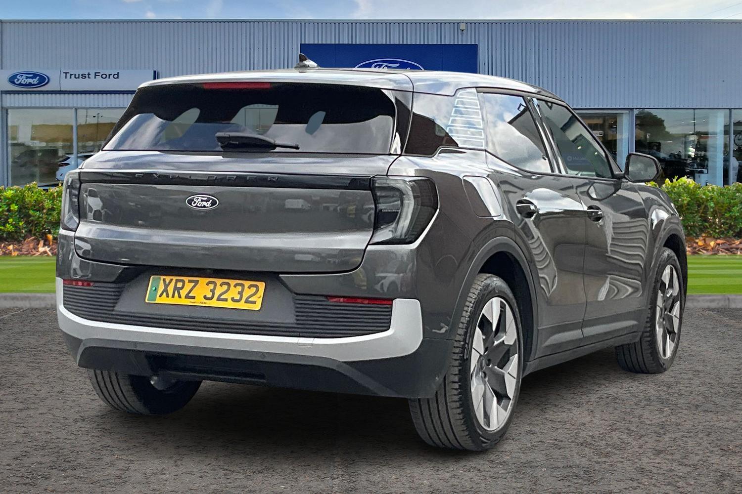 Ford Explorer Photo 3