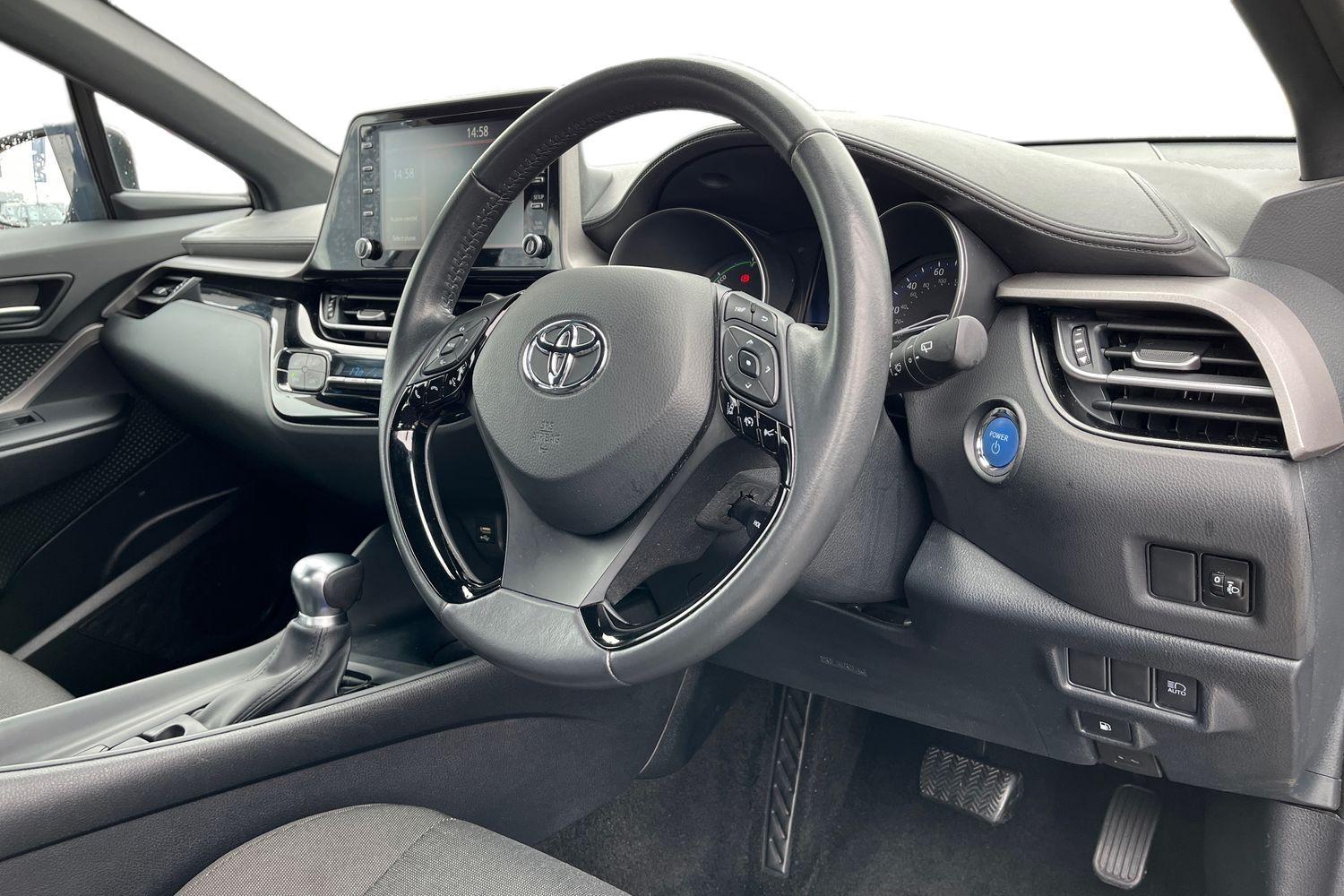 Toyota C-HR Photo 8