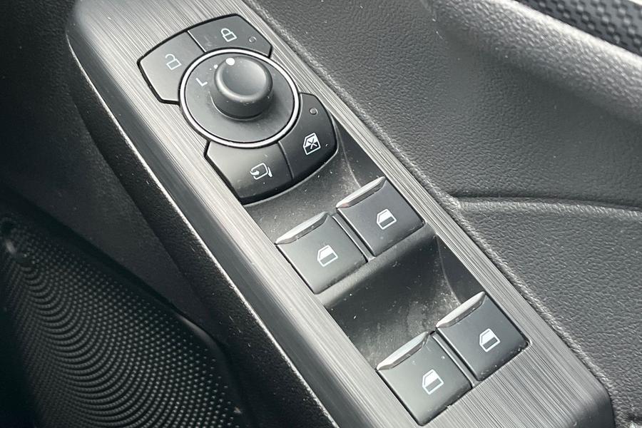 Ford Kuga Photo autoimg-51fe1b81bcf4f696a7a8a5d54ac8c03412273fed.jpg