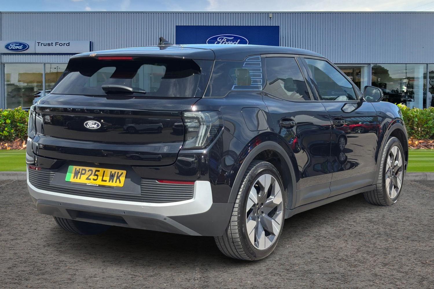 Ford EXPLORER Photo 3