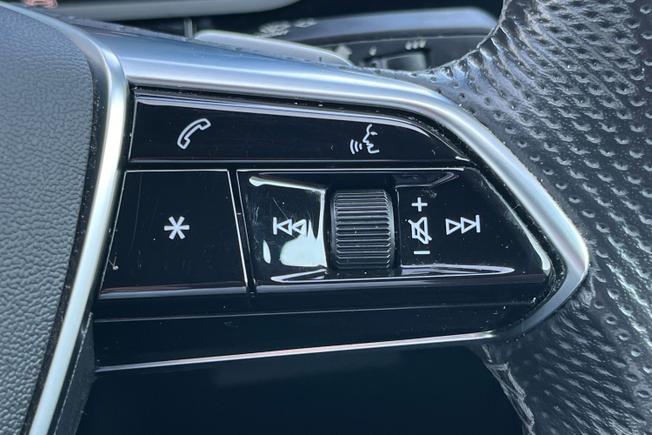 AUDI Q8 E-Tron Photo 17