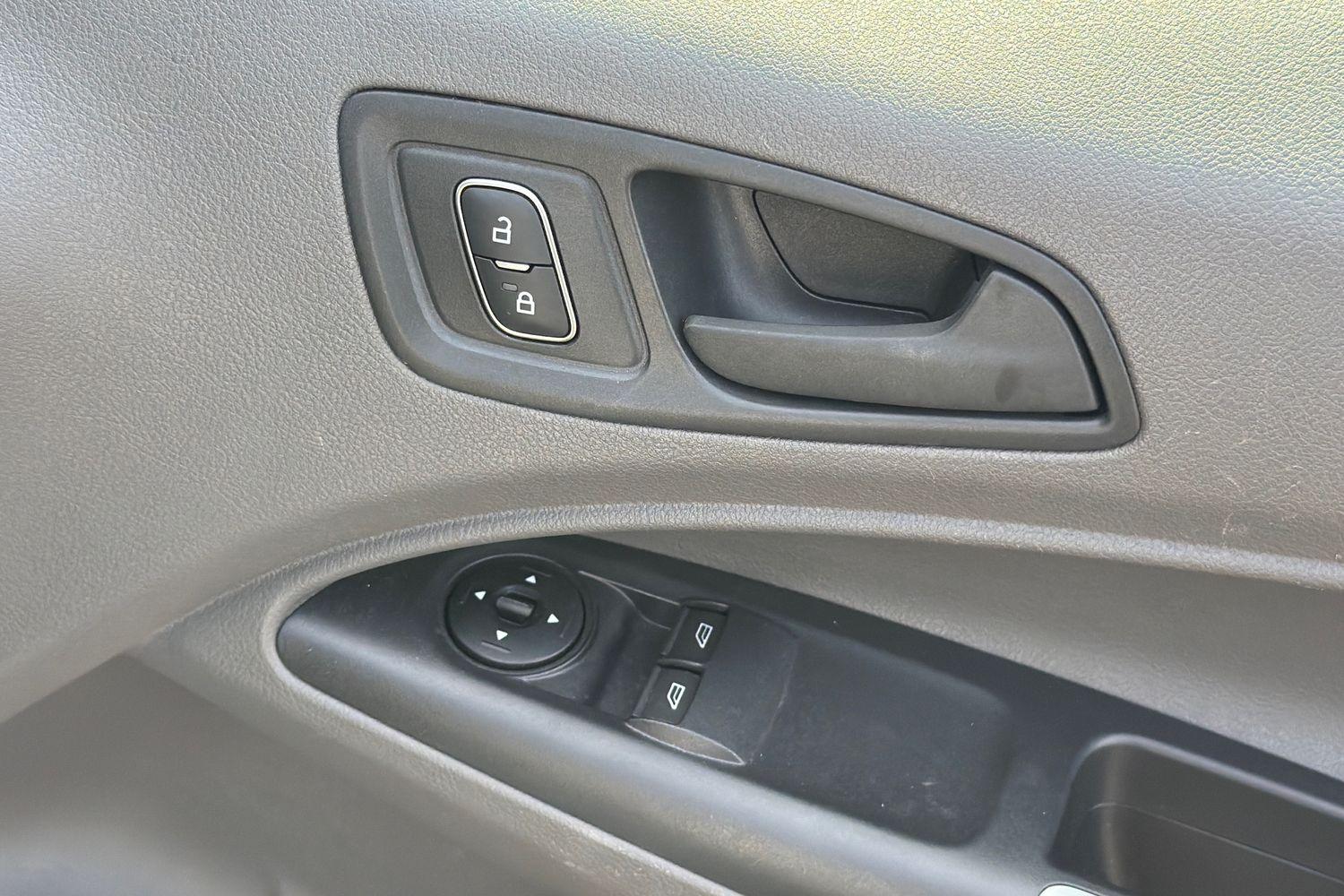 Ford TRANSIT CONNECT Photo 14