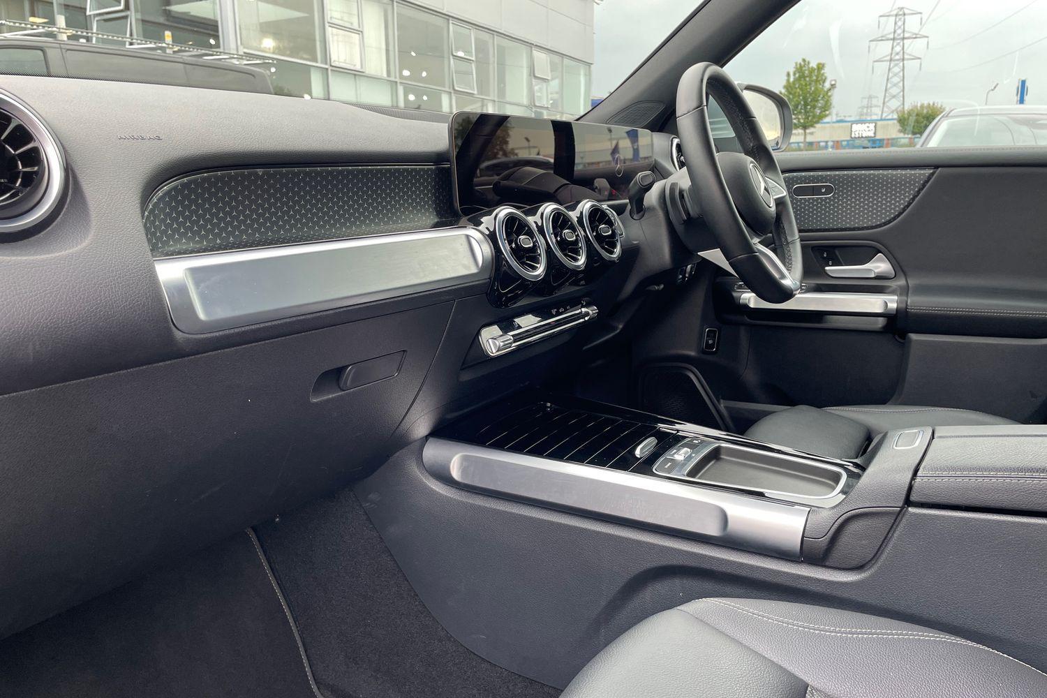 Mercedes-Benz GLB Photo 17
