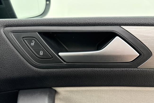 VOLKSWAGEN Touran Photo 28