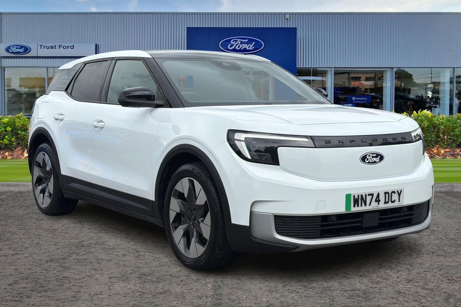 Ford Explorer Photo 0