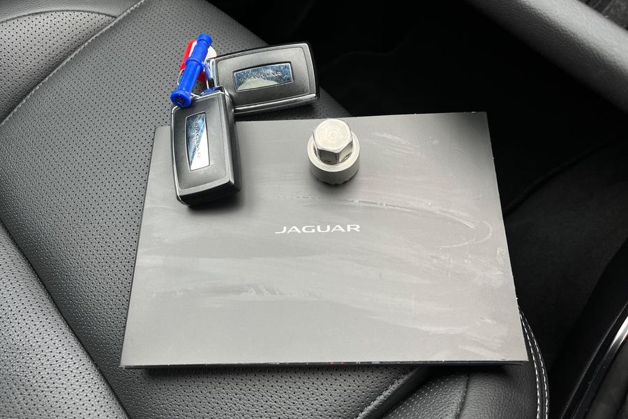 Jaguar F-PACE Photo autoimg-52aaad4c65a80f91d23ef845ec6d8c2043bfd4dc.jpg