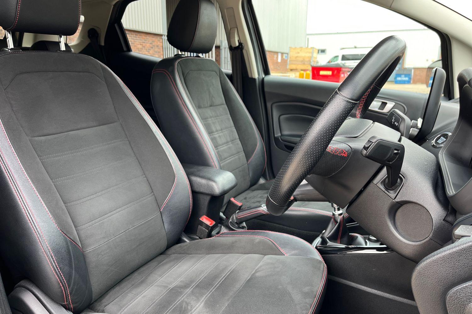 Ford EcoSport Photo 16